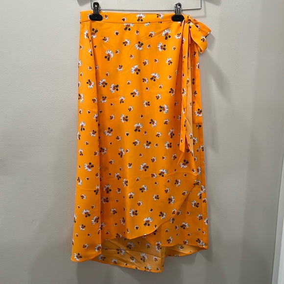LOFT Dresses & Skirts - NWOT Loft orange floral wrap skirt. Size 10. Perfect condition!